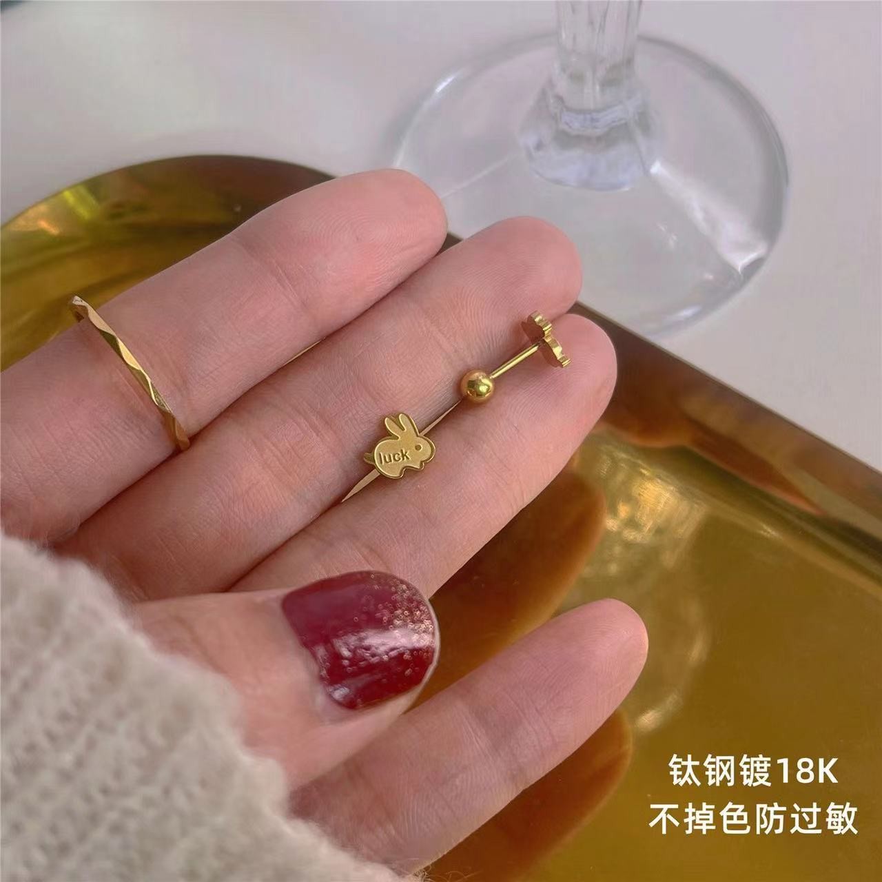 钛钢耳饰 迷你气质简约法式兔子耳钉LUKE字母幸运小巧耳骨钉耳饰