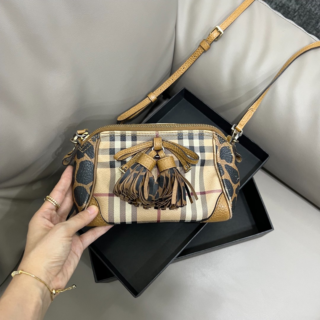 95新 BURBERRY/博柏利 大有/巴宝莉战马格流苏斜挎包/15698