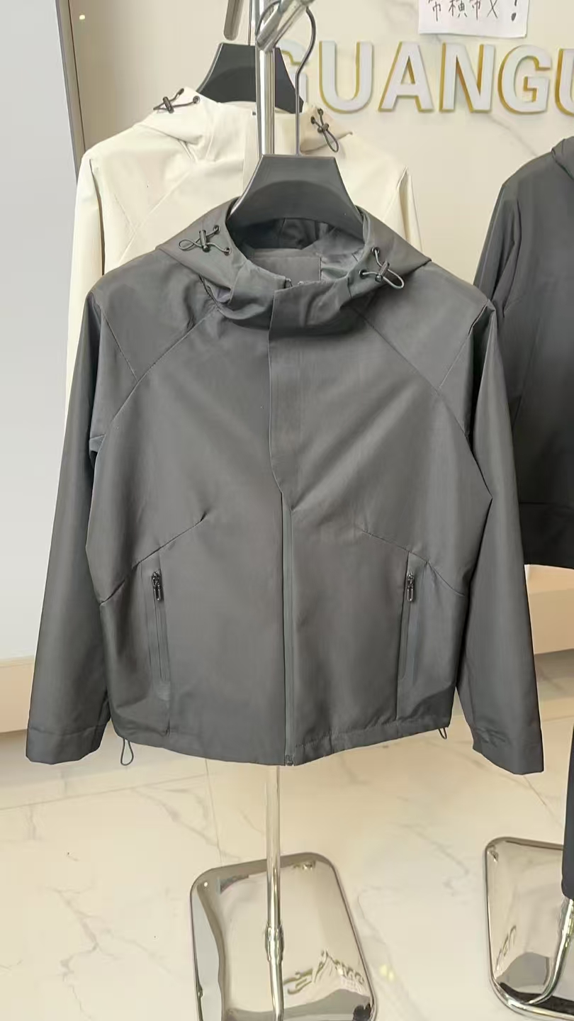 运动情侣防水时尚百搭休闲冲锋衣户外连帽软壳