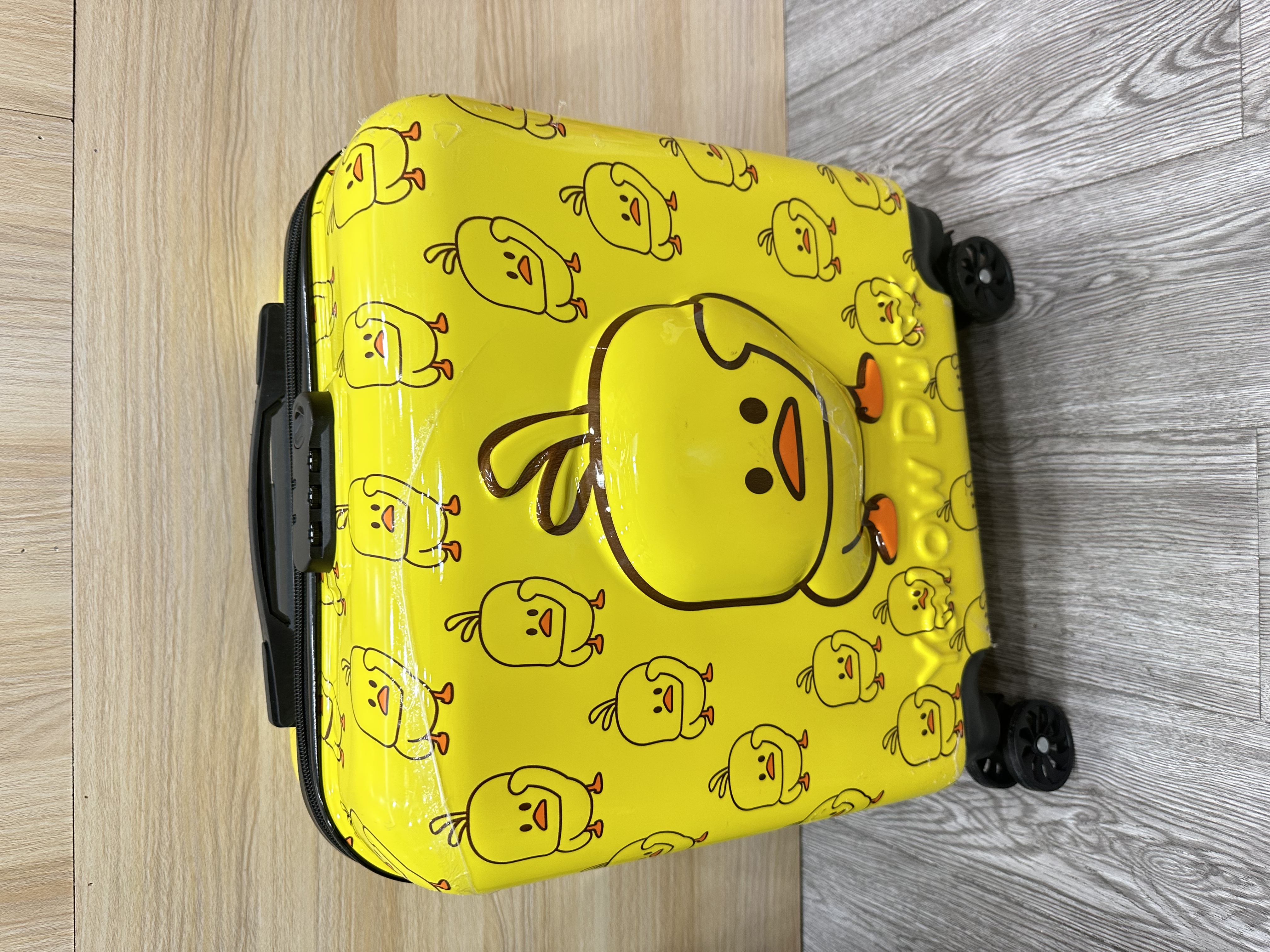 动漫家具百货小黄鸭行李箱模型（随机发货）