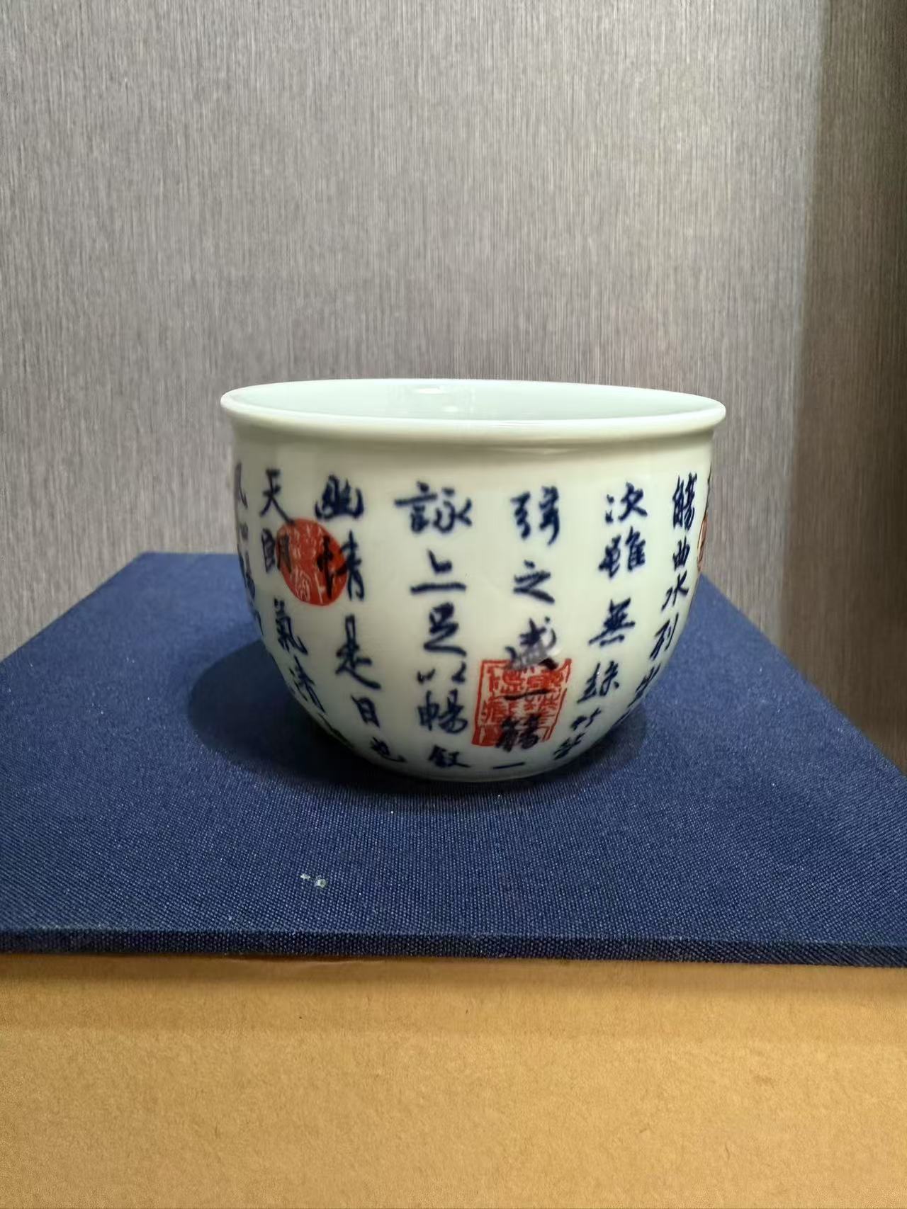 粉彩花卉陶瓷压手杯