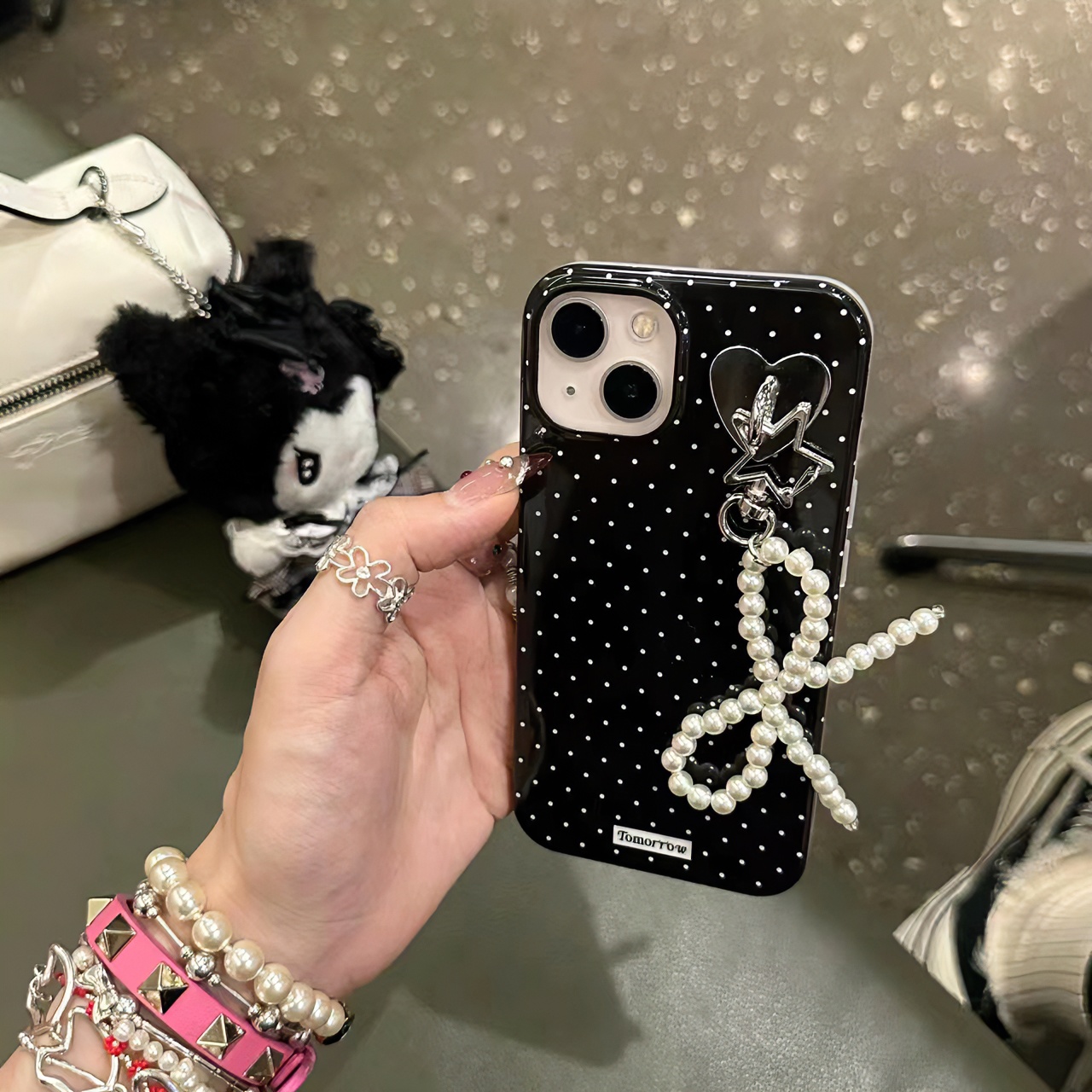 ins简约高级感黑色波点蝴蝶结吊坠适用于iPhone15pro手机壳女小众