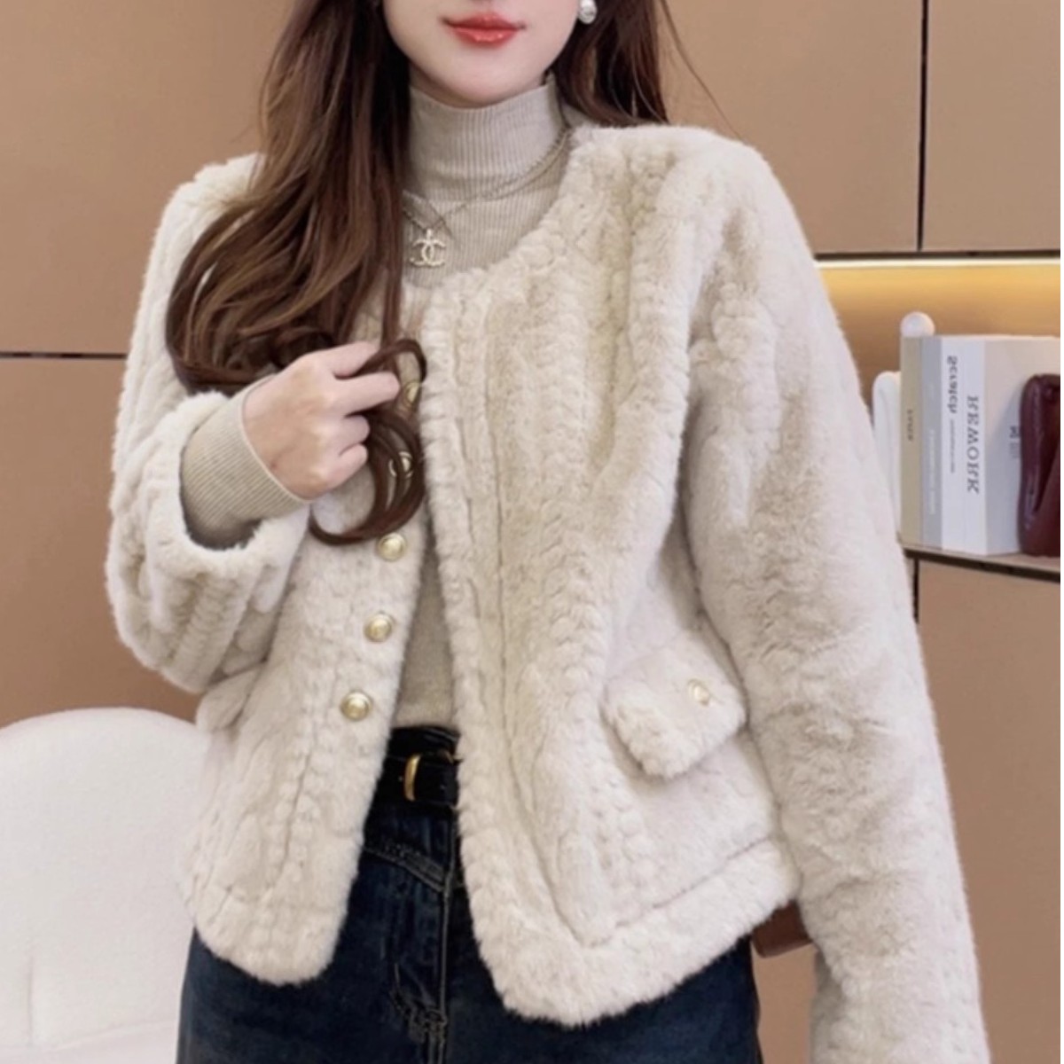 2023新款爆款小香风毛毛独特超好看白色羊羔毛绒短款外套女秋冬季