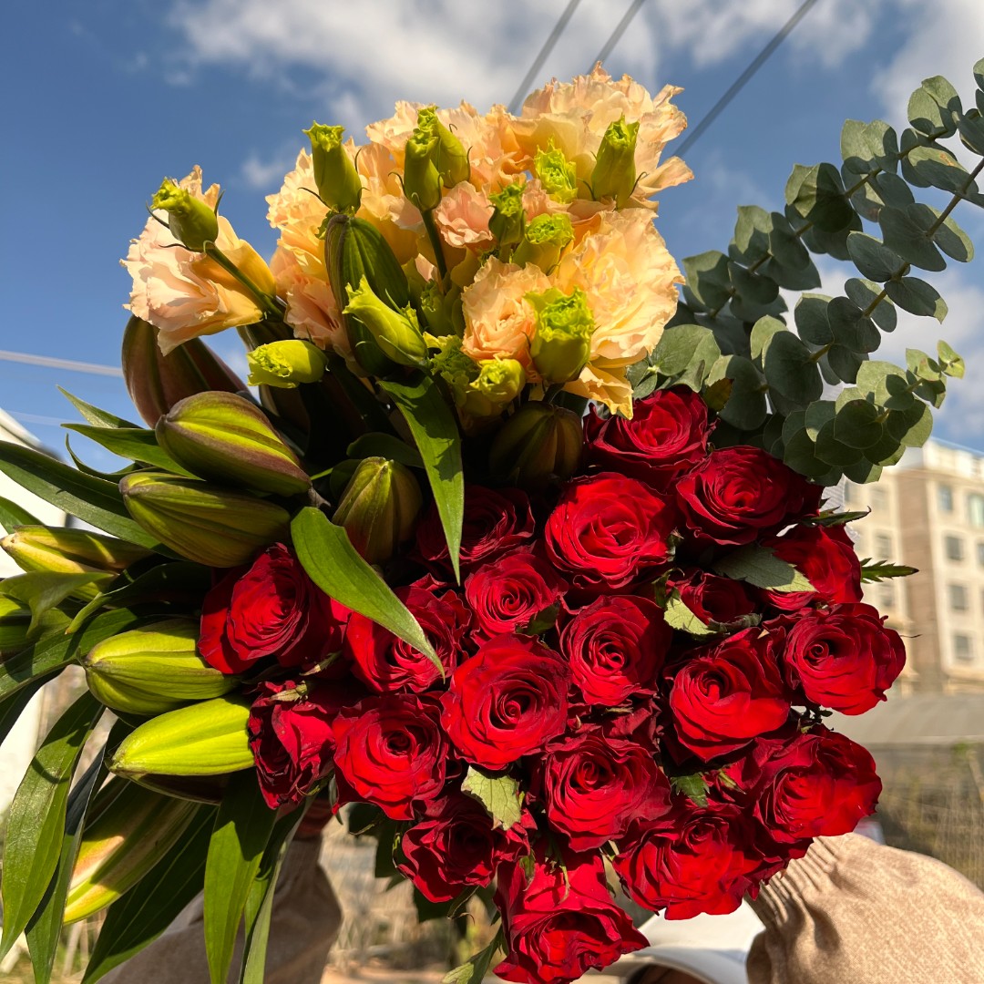 红玫瑰10枝+百合10花苞+洋桔梗1扎+配草5枝鲜花源头直发