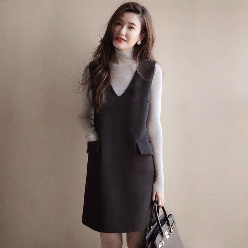 黑色大V领毛呢背心连衣裙女2023早秋新款宽松气质叠穿无袖马甲裙