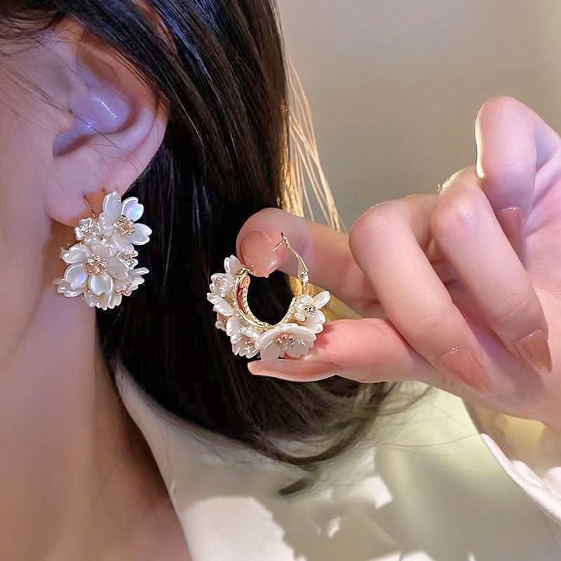 精致高级感轻奢花朵款耳饰精致高级感轻奢花朵款耳饰韩国珍珠花瓣