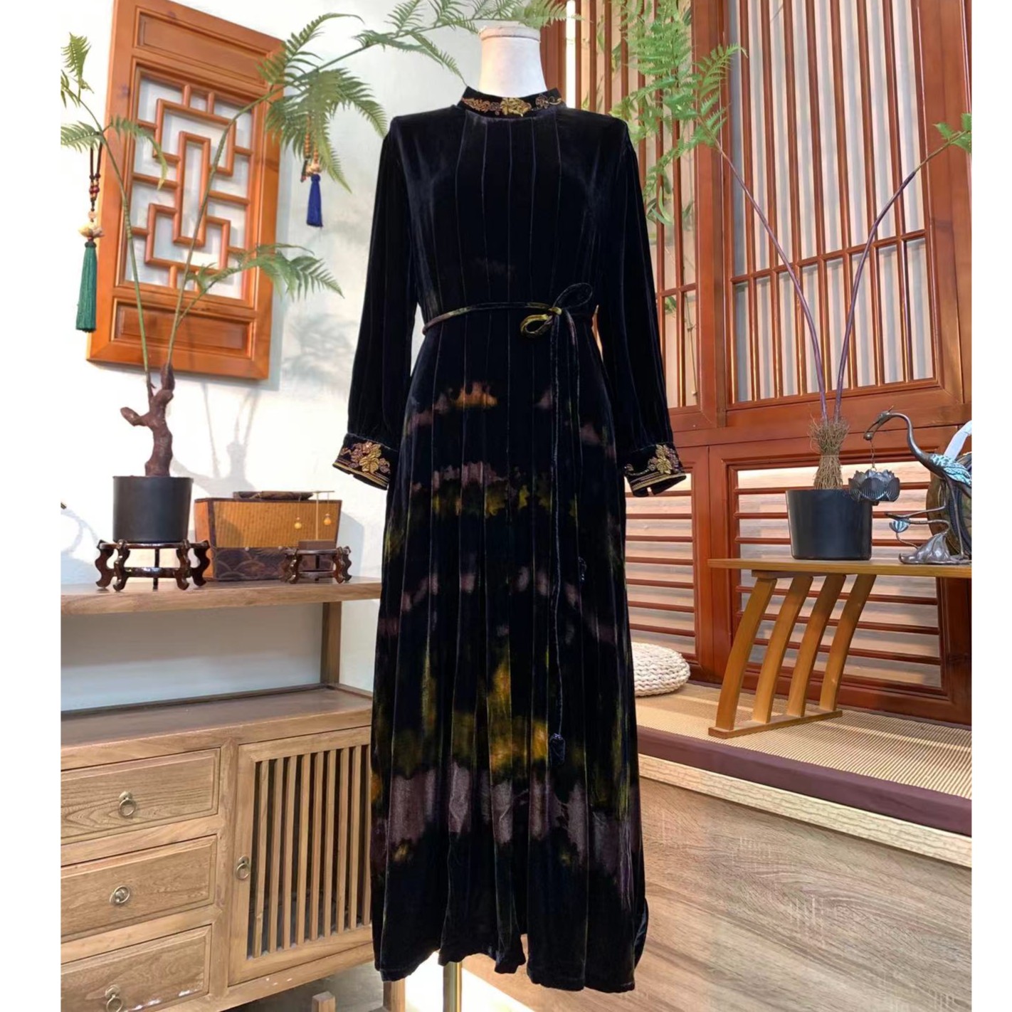 江南凤羽【丝梦秋】高定款新中式立领精工绣花蚕丝丝绒连衣裙FY1830