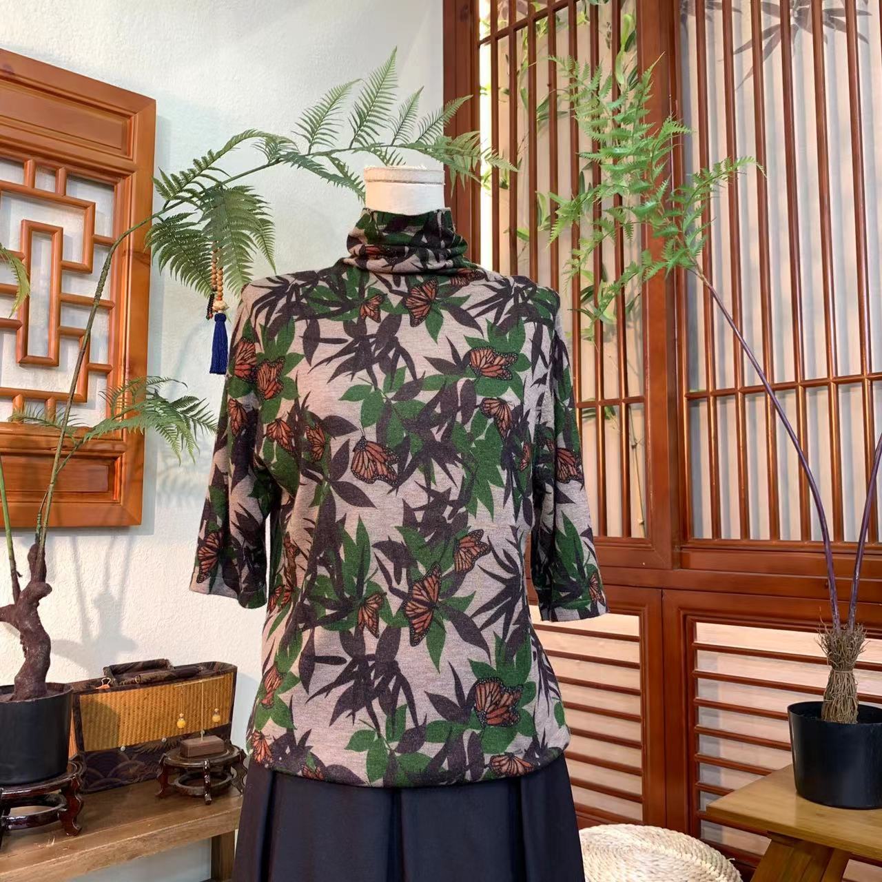 江南凤羽 早秋知性复古印花堆堆领轻薄羊毛半袖上衣FY6301