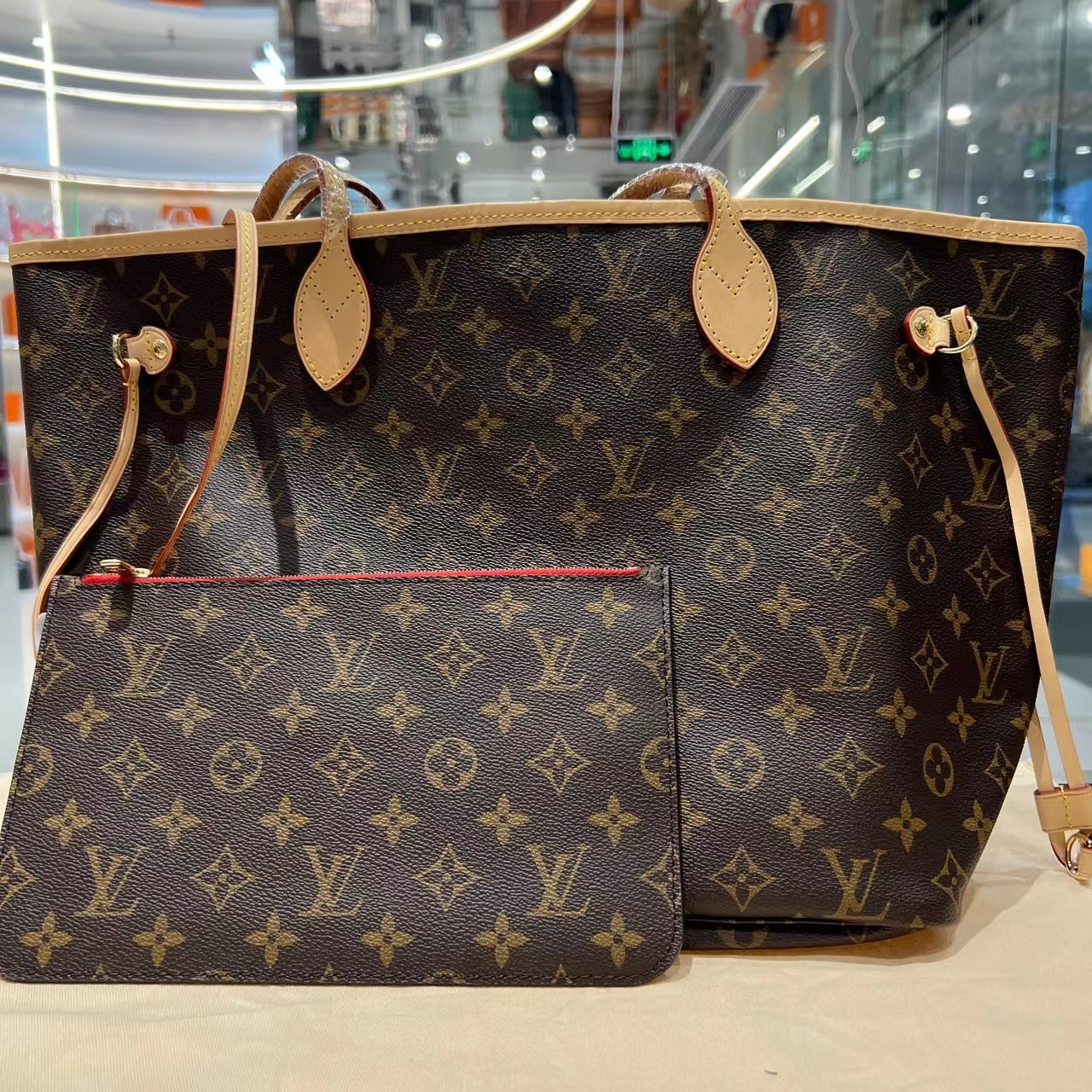 99新 LouisVuitton/路易威登 购物袋/闲置未使用/红色/ 陈辰奢选