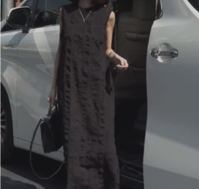 2024夏季新款时尚女装网红气质休闲减龄百搭无袖长款连衣裙黑色静