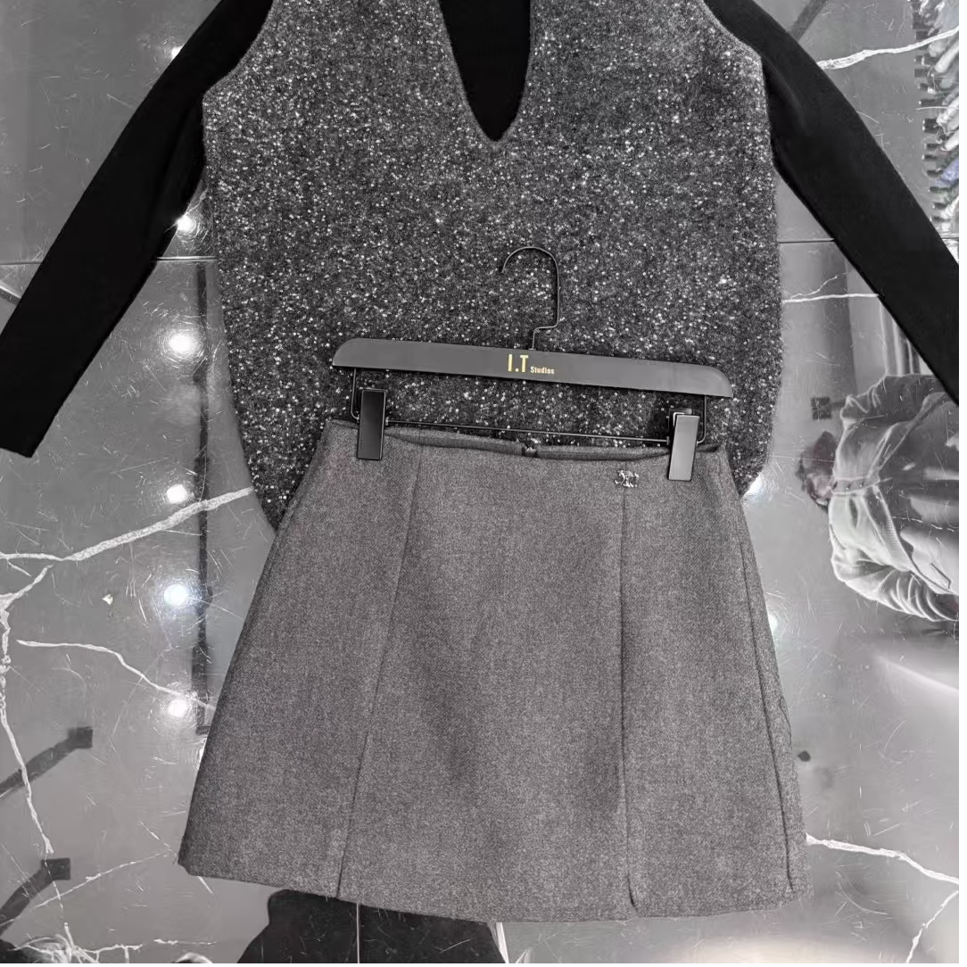 (小雨名品)2024冬款百搭时尚轻奢韩版修身毛呢裙子秋冬