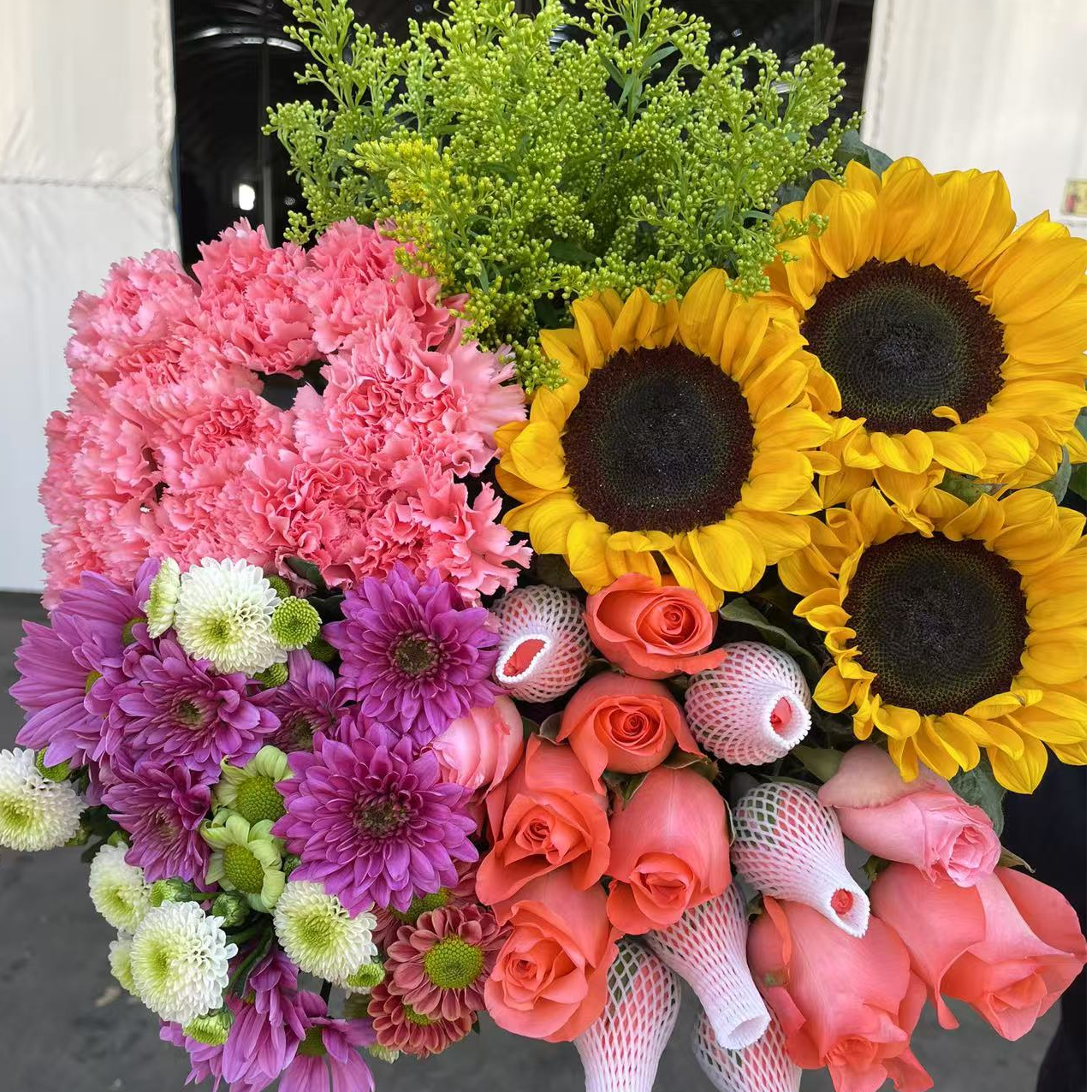 玫瑰5只+康乃馨10只+向日葵3只+红豆/混色雏菊+配草5只 云南鲜花