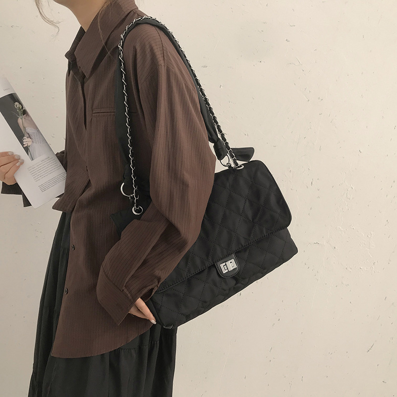 简约流浪包包女夏2023上新款潮网红尼龙菱格链条包感单肩大容量包