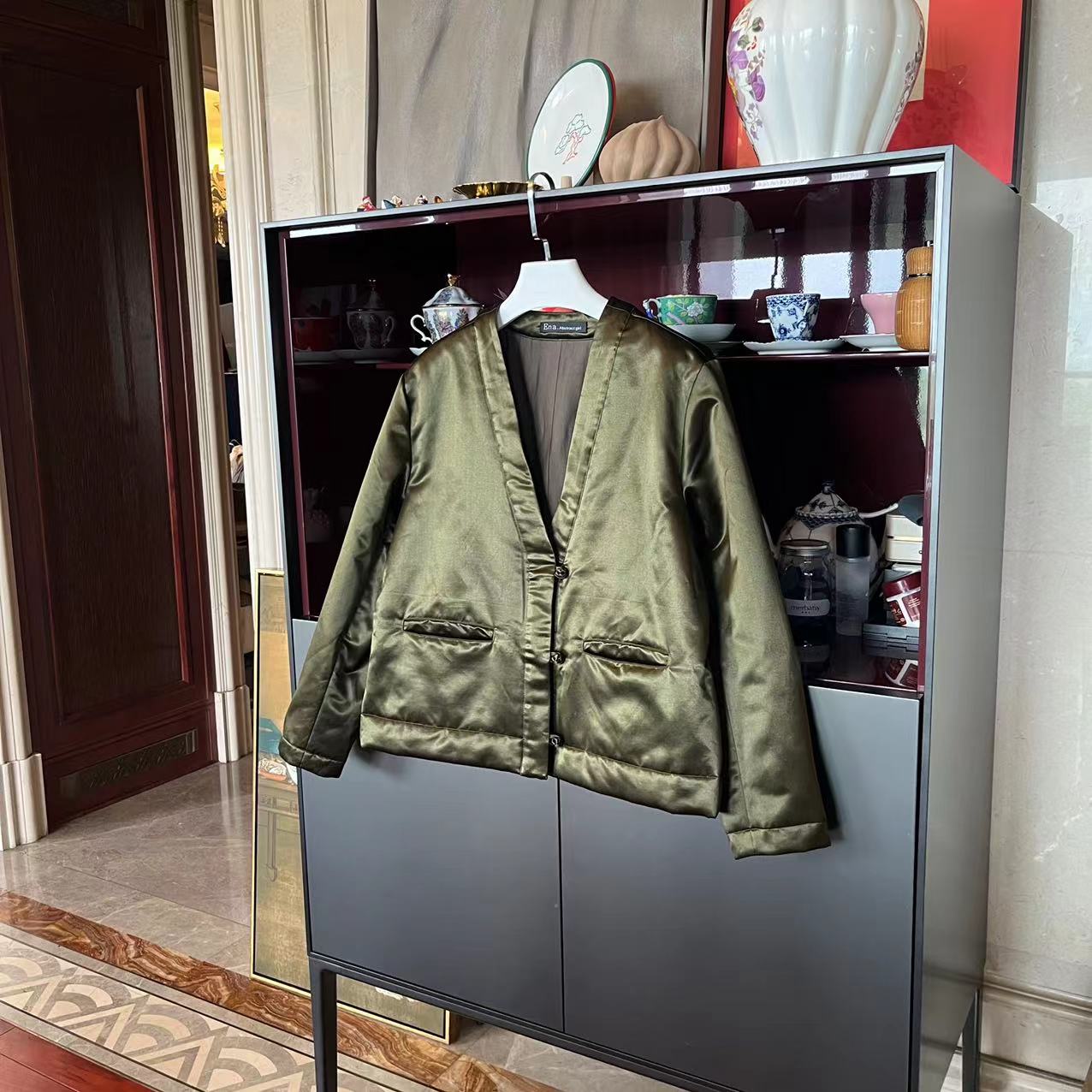 漫颜刘丝绵军绿色棉服2023秋冬新品V领长袖休闲宽松中式上衣