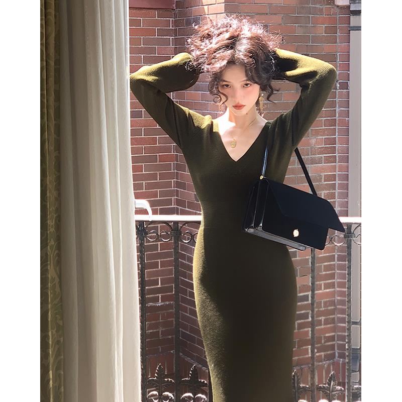 秋冬法式复古v领针织连衣裙女高级感性感内搭修身包臀长裙子