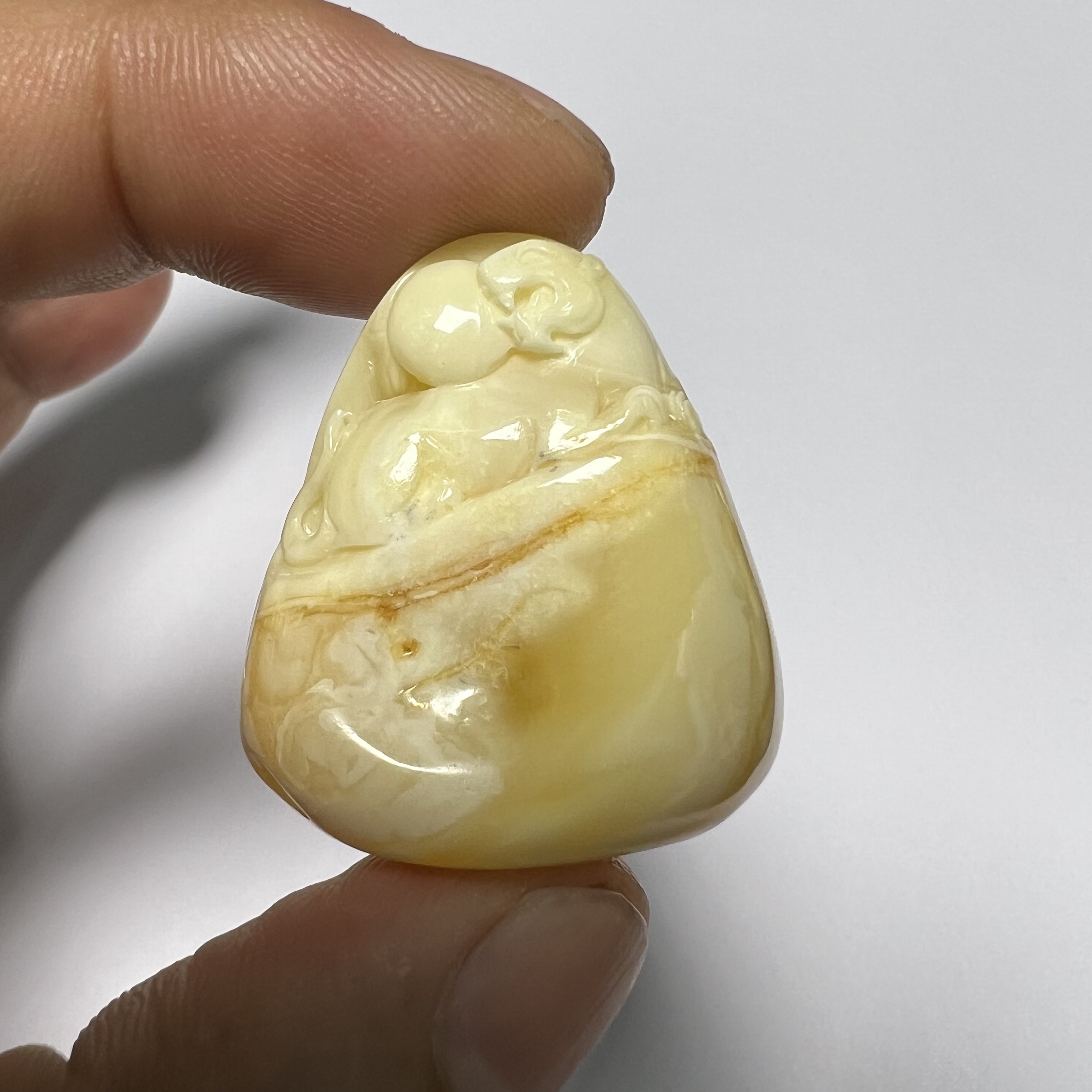 ￼琥珀蜜蜡挂件吊坠老虎卧虎藏龙如意时尚女款巧雕粉青俏色高冰18k
