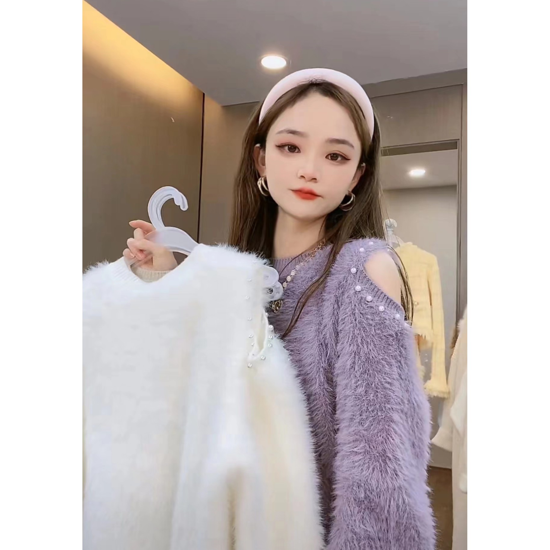 【秀宝女装】设计款百搭钉珠露肩针织毛衣XB7451