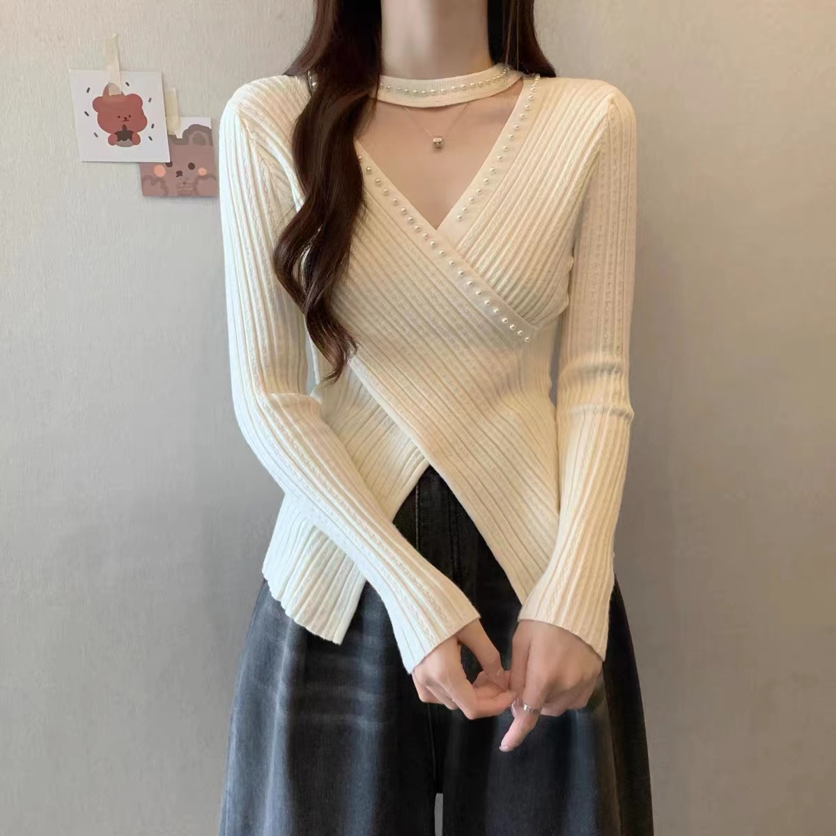 【秀宝女装】设计感钉珠针织长袖休闲不规则开叉打底衫XB7544