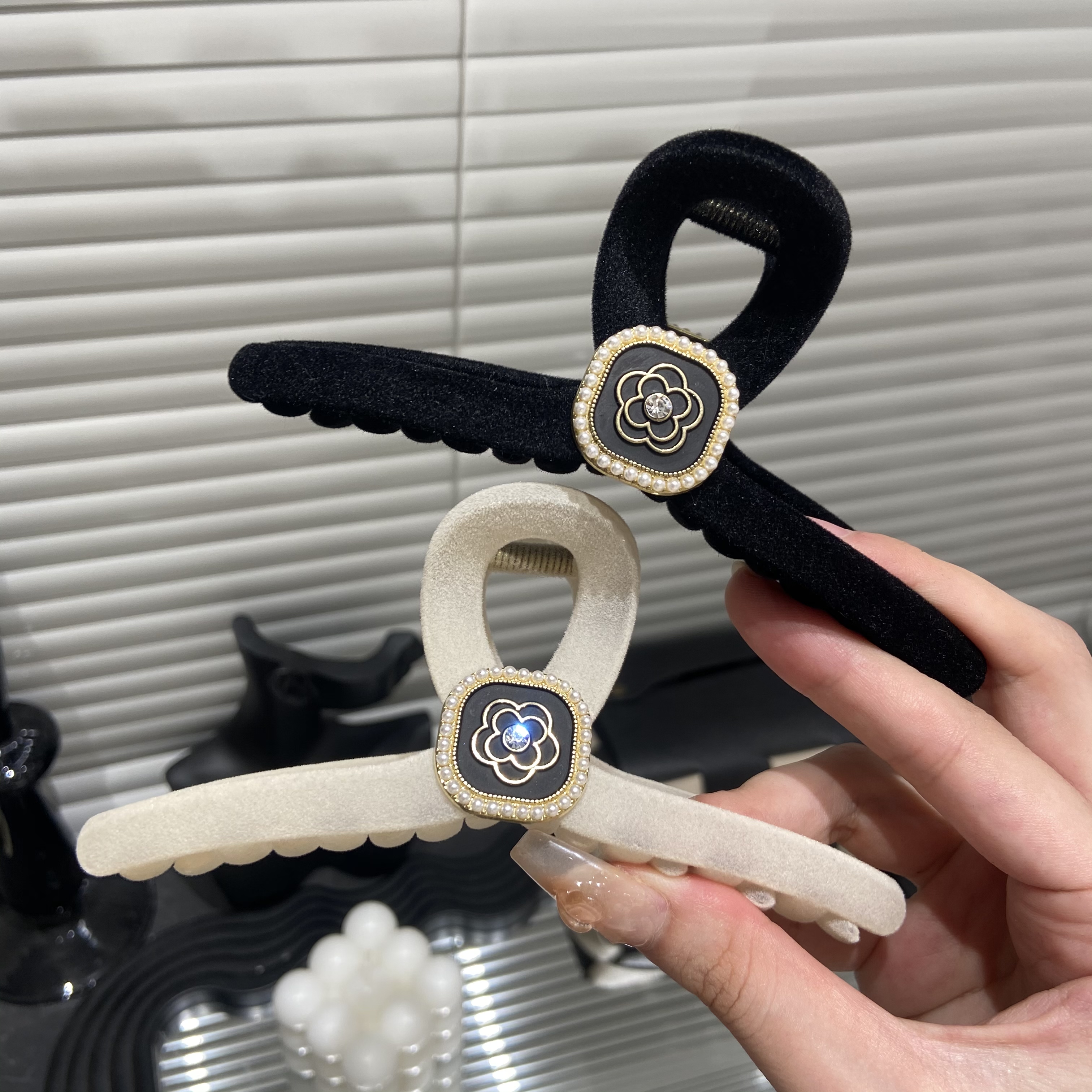 非金属亚克力发饰 E2399高级感纯色小香风山茶花抓夹发饰头饰13cm