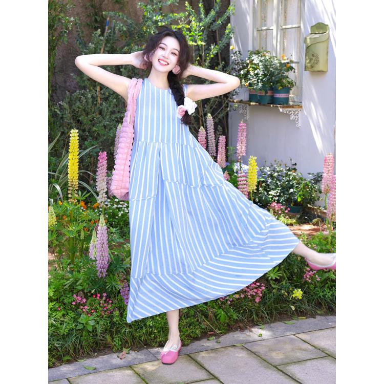 多巴胺穿搭小个子超好看气质蓝色无袖条纹连衣裙子女2024新款夏季