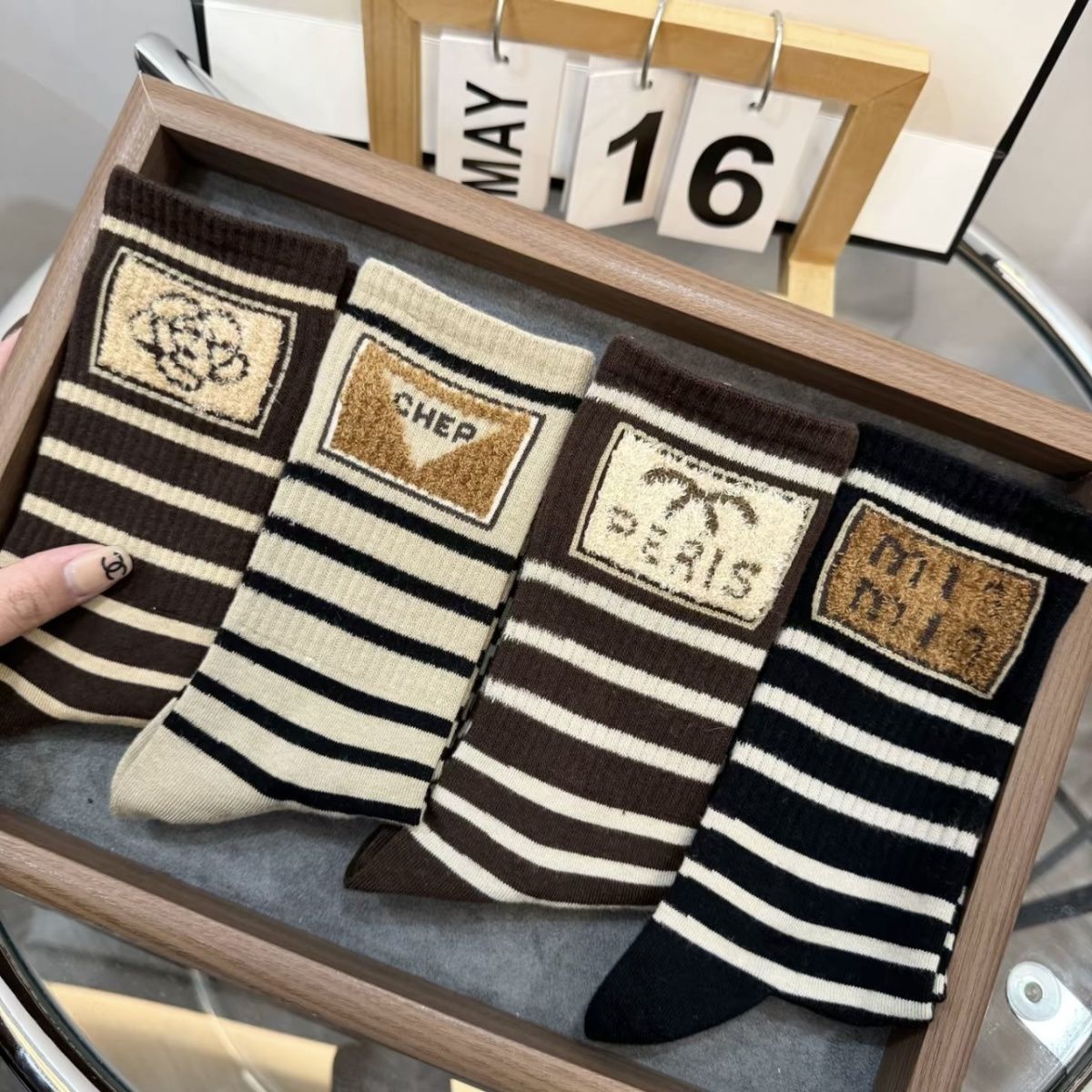 袜子女长筒秋冬厚款纯棉保暖外穿洋气可爱字母高腰条纹袜网红爆款