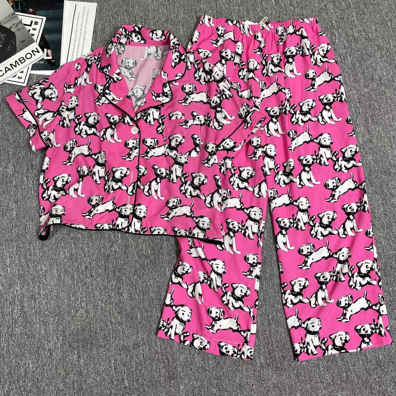 7466余小鱼 粉色卡通狗狗满印花短袖上衣长裤家居服睡衣套装女装