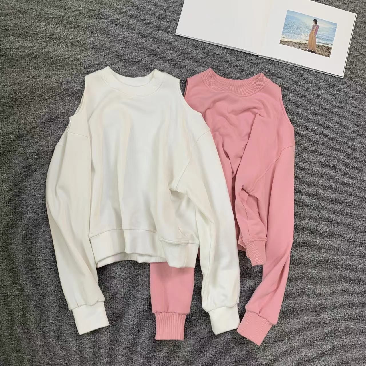 80096余小鱼 两色净版两边露肩宽螺纹领口套头长袖圆领卫衣女装