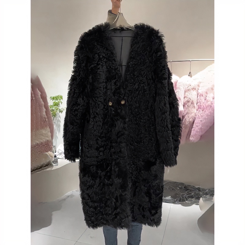 轻奢高级感皮毛一体黑色v领羊羔绒毛茸茸长款外套2024冬装新款女