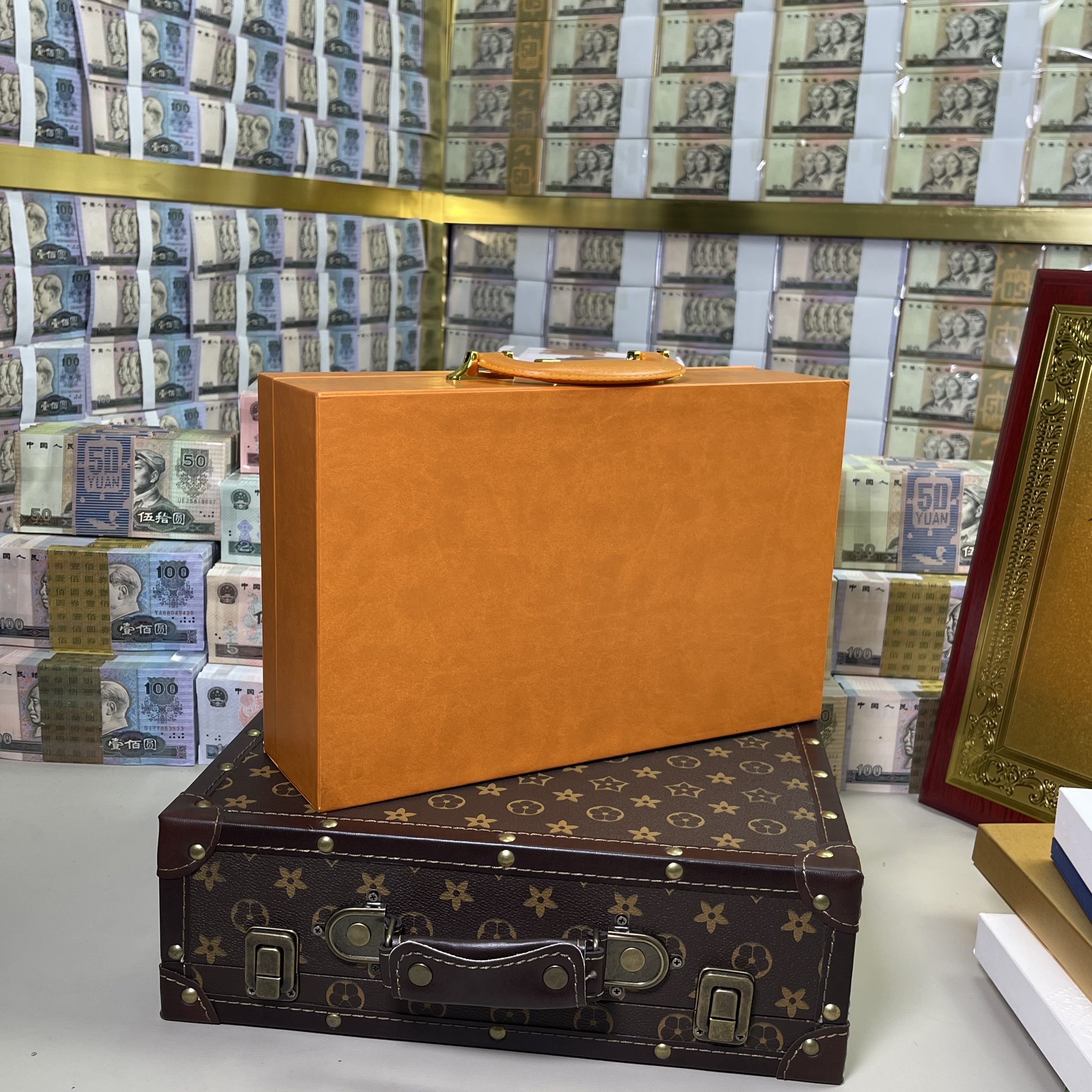宝藏收藏 钞币高端收藏品！时代印记册子+龙行天下+时尚吊坠