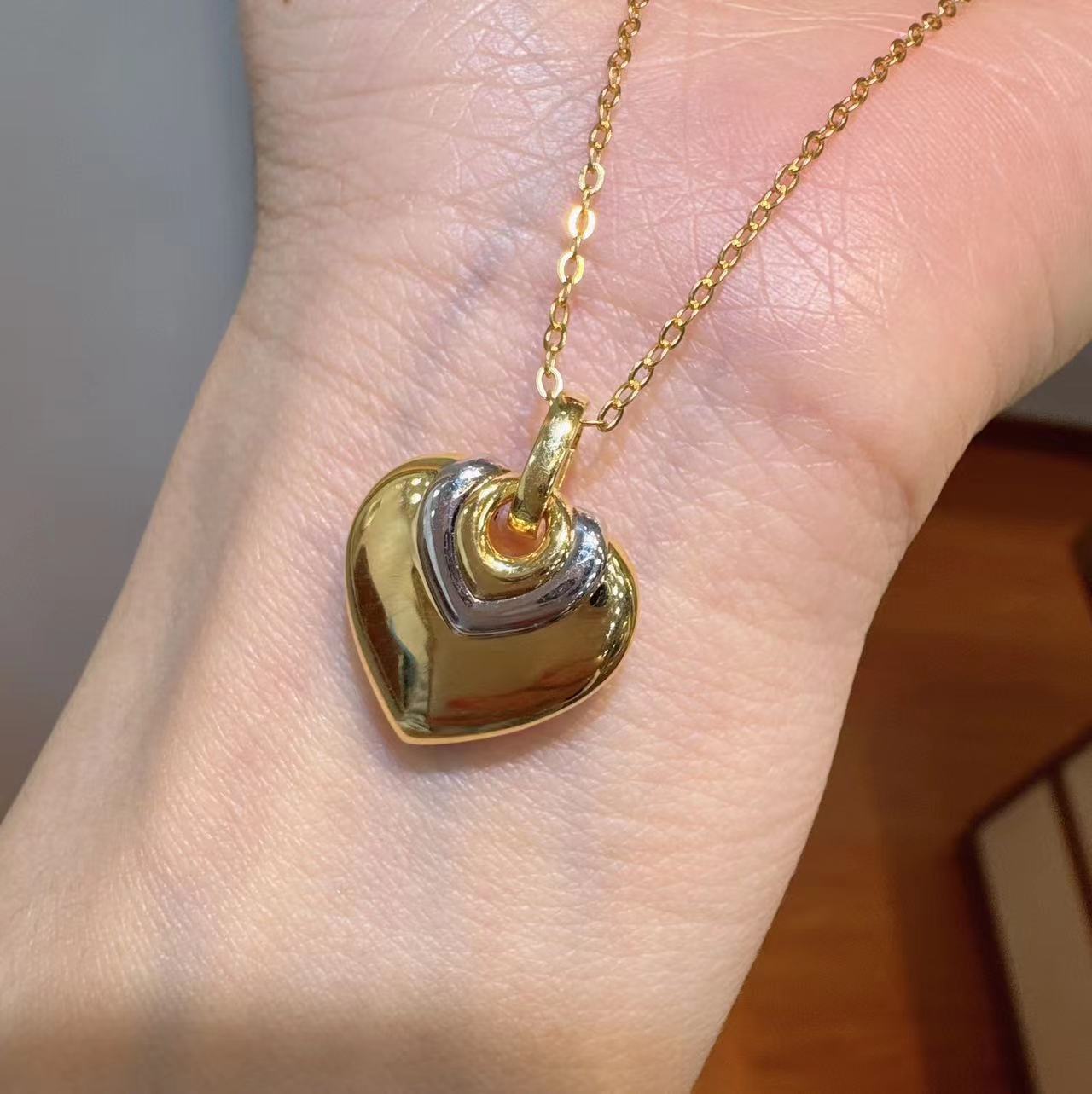 18K金  1克左右  双色爱心吊坠HNZ4163