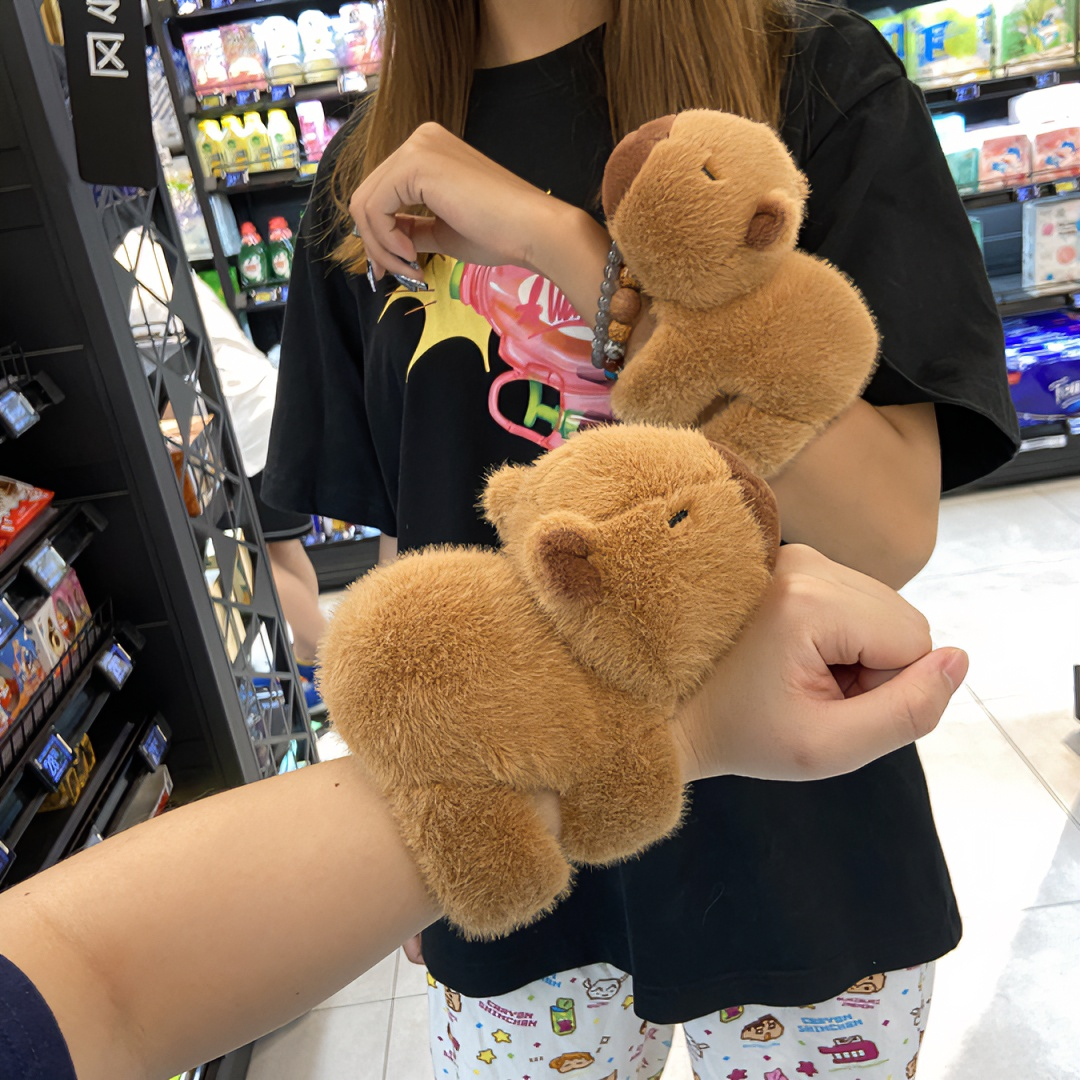 可爱卡皮巴拉玩偶啪啪圈手环卡皮吧啦公仔水豚毛绒玩具女生礼物