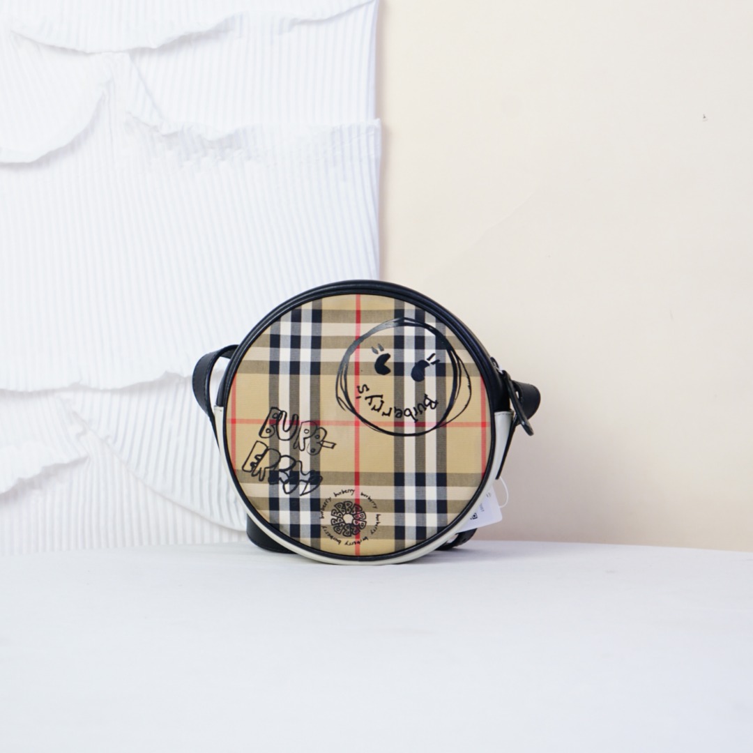 95新 BURBERRY/博柏利 Burberry 巴宝莉涂鸦圆饼包 TH23110285