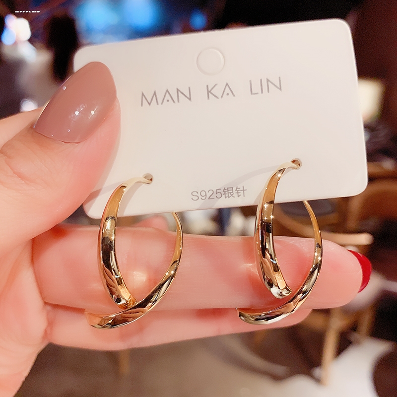 设计弧形交叉耳钉轻奢网红新款气质显白女小众百搭时尚耳饰个性